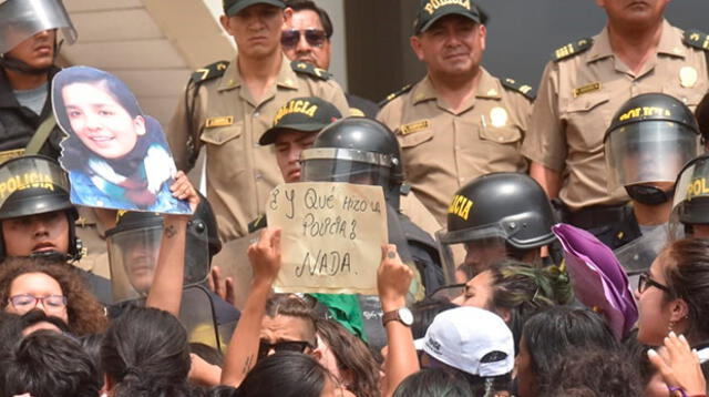 Colectivos realizan plantón en la sede de Dirincri PNP