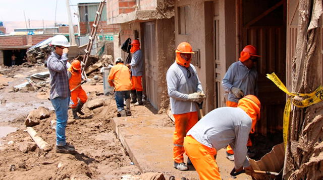 Trabajos de limpieza y remoción de escombros en Tacna