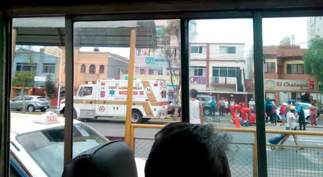 Bomberos atendiendo a la persona herida.