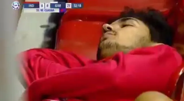 Hincha de Independiente fue captado durmiendo plácidamente sobre los asientos del estadio