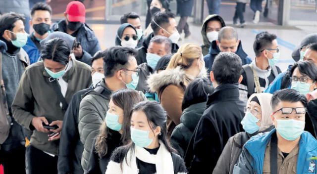 Epidemia avanza imparable y países cierran fronteras