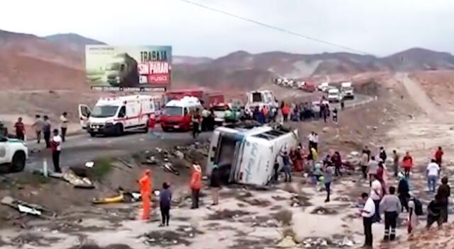 Uno de los buses volcado en carretera.