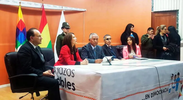 La jefa nacional de Epidemiología boliviana, Carola Valencia, informando sobre el caso sospechoso.