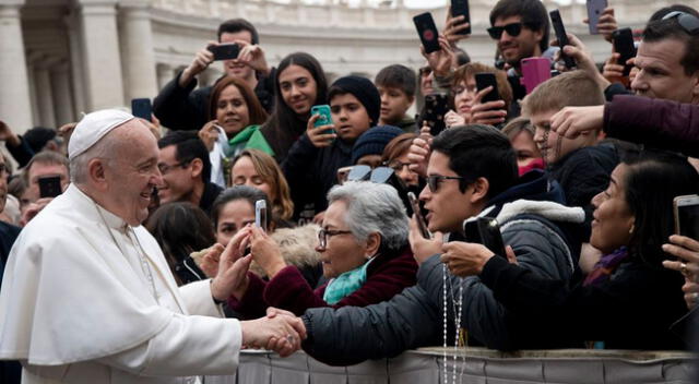 El pontífice llegó a bordo de su 'papamóvil' y luego saludó a una multitud de personas.