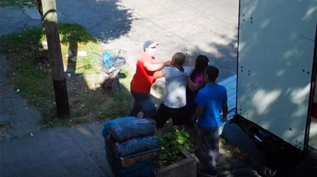 Supermercadista asiático tuvo una reacción violenta ante la broma que le hicieron.