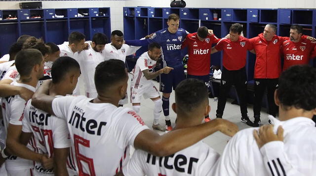 Dani Alves arengando a sus compañeros antes de un encuentro.