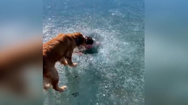 Momento exacto en que el hombre logra salir del agujero.