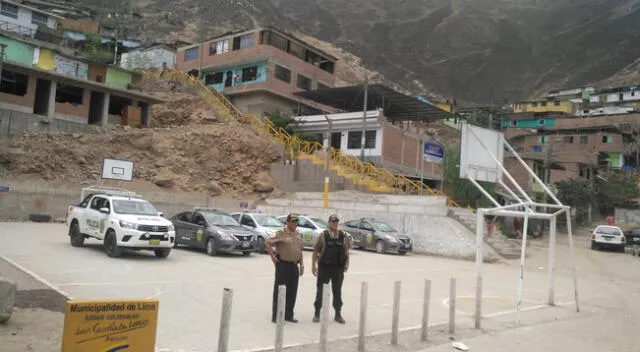 Las cámaras de seguridad de una bodega lograron captar el momento en el que el hombre se lleva a la niña.