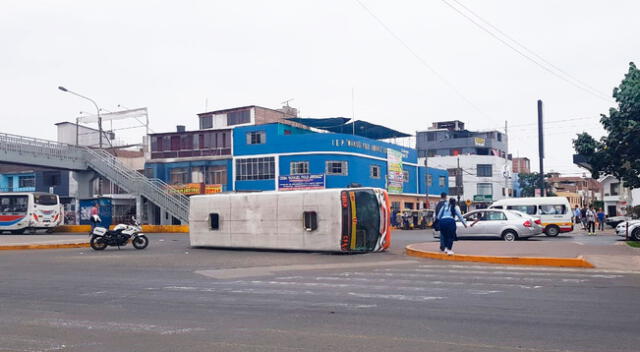 Bus volcado en avenida Perú.