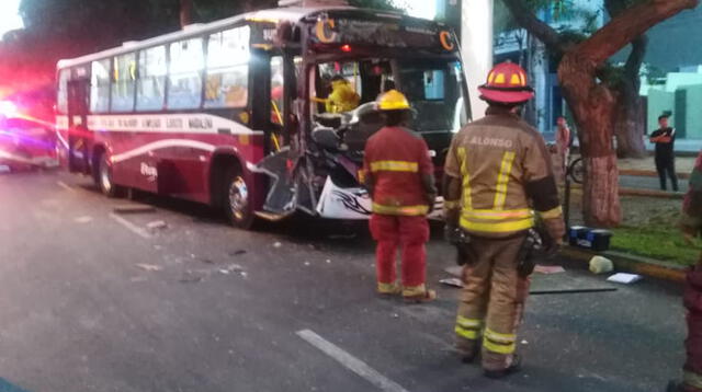Violento choque entre un bus y una furgoneta deja 7 heridos