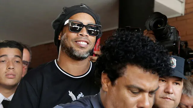 Muy risueño sale Ronaldinho tras declarar en la Fiscalia.