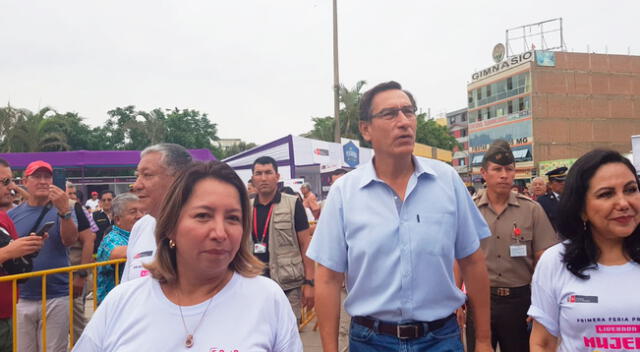 Martín Vizcarra junto a la ministras de la Producción y de la Mujer.