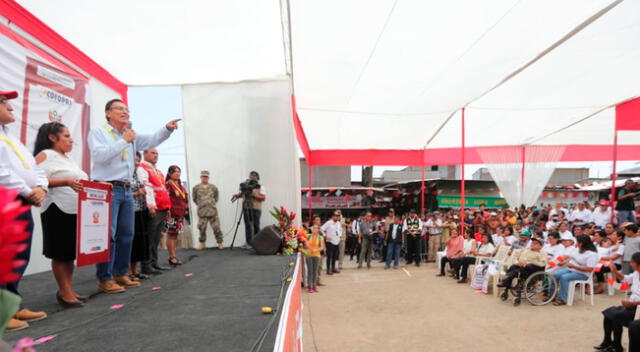 Martín Vizcarra dirigiéndose a la población.