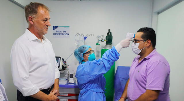 Jorge Muñoz supervisando atención en un hospital de Sisol.