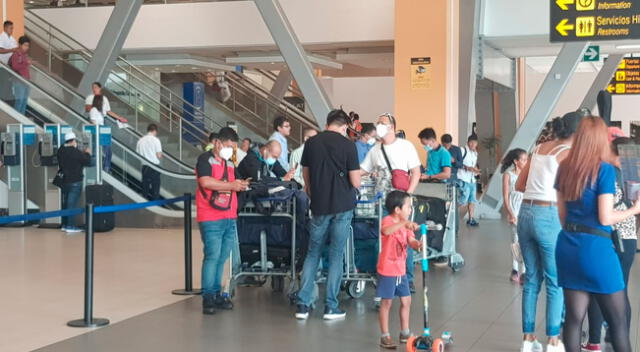 Viajeros en aeropuerto Jorge Chávez.