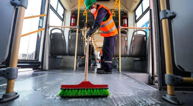 Extreman limpieza y desinfección en buses