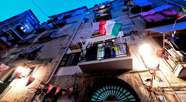 La canción que representa la libertad y la resistencia para los italianos ha sido entonada desde los balcones.