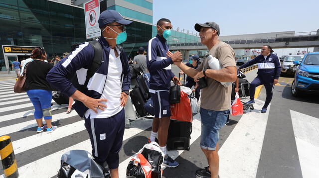 Los jugadores de Alianza Lima están con mascarilla a su llegada a Lima.