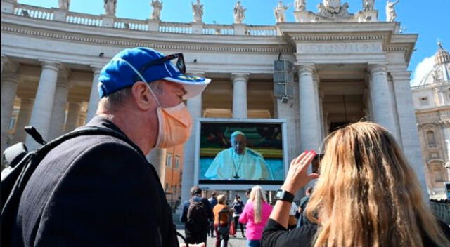 “Este rezo del ángelus de hoy es un poco extraño con el papa enjaulado”, indicó el Papa Francisco