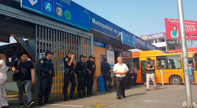 Policía controla entrada de estación Naranjal del Metropolitano.