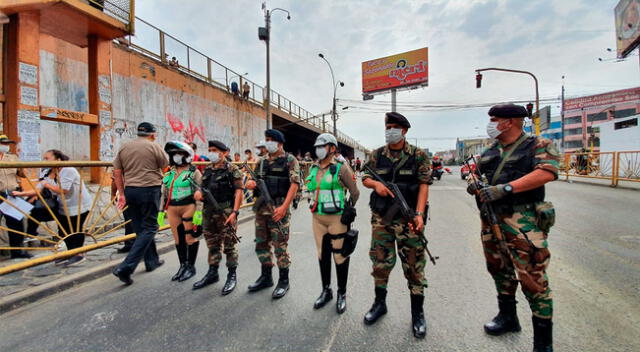 Ejército peruano y la PNP se sumaron a la orden del “asilamiento social obligatorio” y enviaron a sus casas a muchos transeúntes.