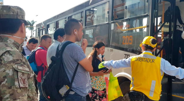 Usuarios subiendo a un bus del Corredor Rojo