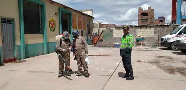 Personal de la gerencia de Servicios Públicos de la comuna sanromina realiza trabajos de fumigación por el brote del coronavirus.