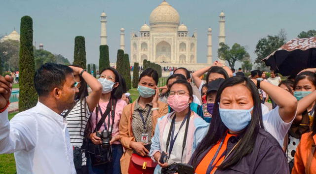 Turistas con mascarillas en Taj Mahal.