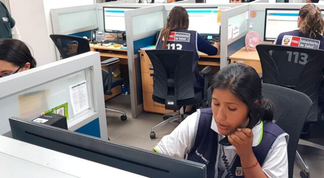 Operadores de la Línea 113 brindando información y orientación.