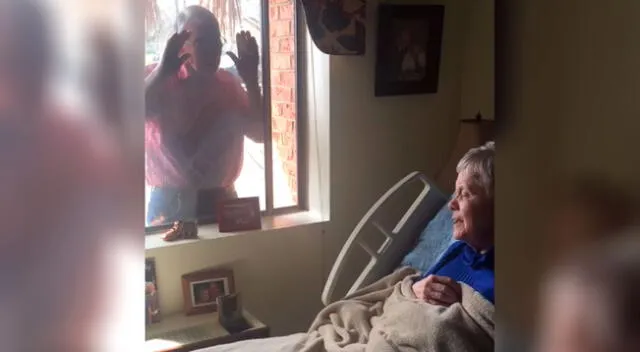 Anciano le canta a su esposa a través de una ventana debido al coronavirus