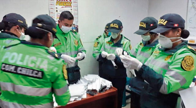 Policías ayudan a las personas de bajos recursos en Huancayo.