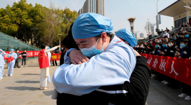 Las personas en Wuhan luego de semanas en cuarentena pueden vuelven a las calles.