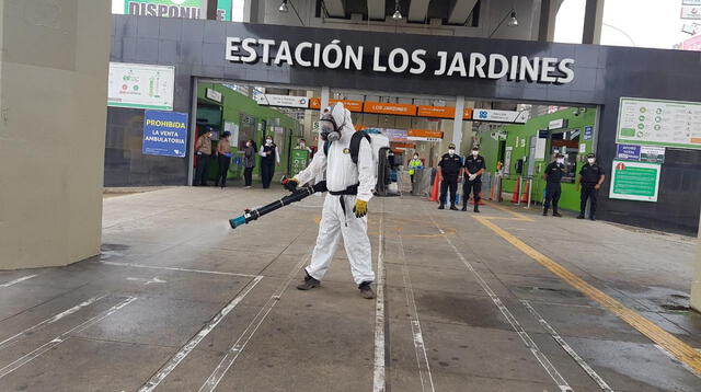 Alcalde Alexis Gonzáles supervisa que se desinfecte las estaciones del Metro de Lima en su distrito.