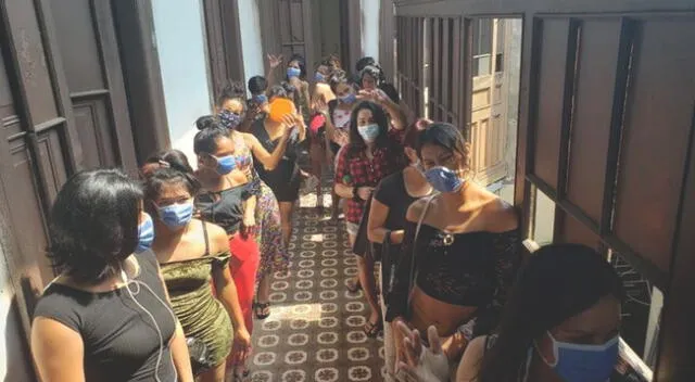 Muchas de ellas dedicadas al trabajo sexual, se mantienen juntas dentro de una vivienda acatando la cuarentena establecida por el gobierno peruano.