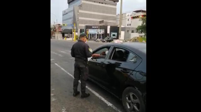 Policía Nacional busca concretizar a conductores el uso de mascarillas mientras estén circulando en la calle.