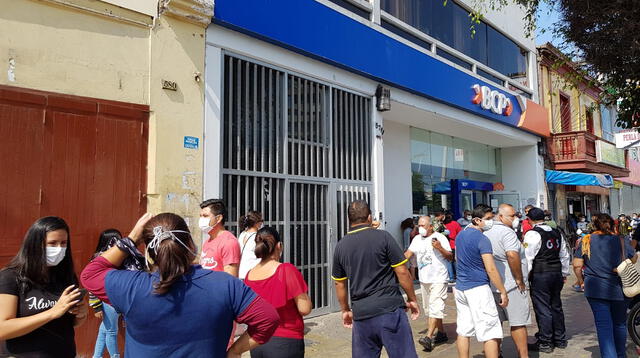 Hay muchos discapacitados y adultos mayores esperando en las colas de los bancos para el bono de 380 soles.