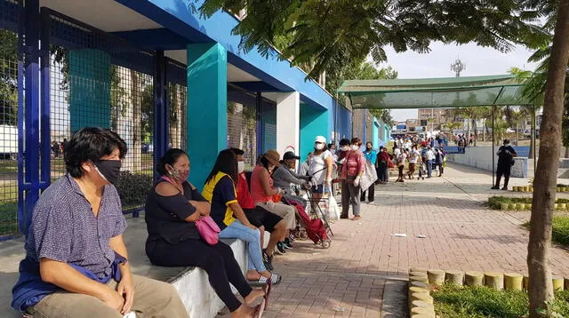 Minoristas de Villa El Salvador ofrecen los productos de primera necesidad en el parque zonal Huáscar.