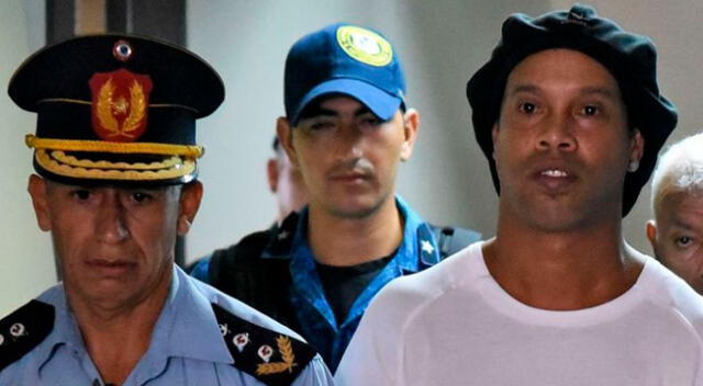 Ronaldinho está preso en Paraguay por presenta documentación falsa.