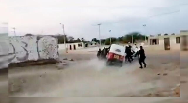 Mototaxista embiste a policías.