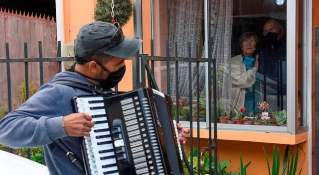 El hombre va a tocar todos los días a la puerta de sus padres