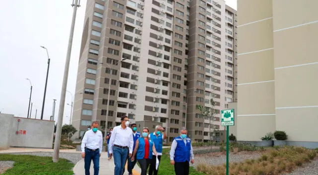 Martín Vizcarra y autoridades supervisando la villa.