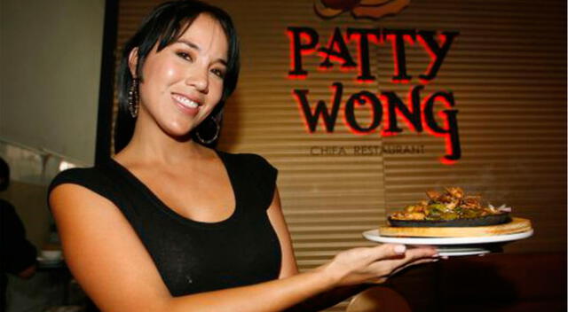 Patty Wong dona comida al personal de limpieza.