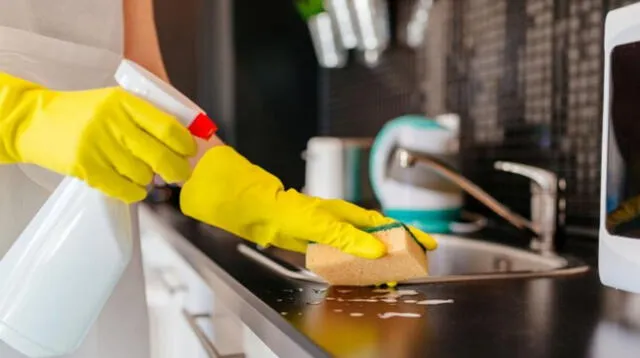 2 Limpia las superficies de tu hogar regularmente.