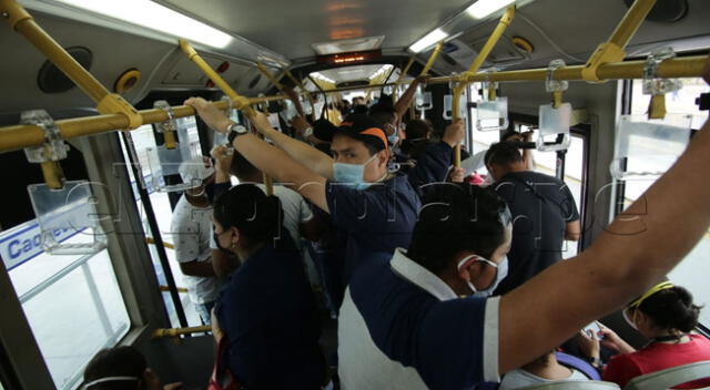 Pasajeros son prácticamente obligados a entrar apretados en los buses.