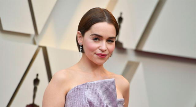 Emilia Clarke ofrece una divertida cena.