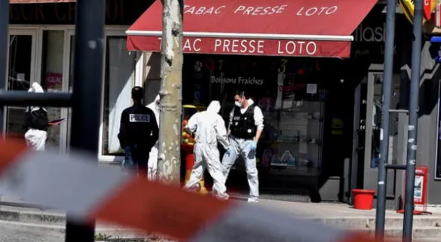 La policía cientifica de Francia en uno de los comercios atacados.
