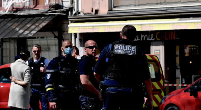 La policía de Francia en uno de los comercios atacados.