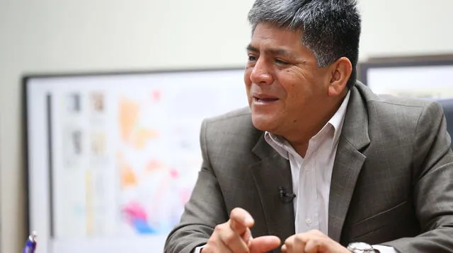 El gobernador regional de Ayacucho, Carlos Rúa Carbajal, invoca al gobierno que se acelera la compra de pruebas y de equipos para hacerle frente al coronavirus.