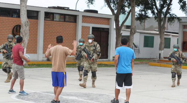 Algunos de los detenidos se encontraban jugando partido, pese a que está prohibido.