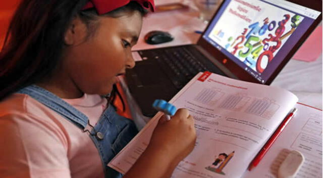 Niños acceden a una educación a distancia.